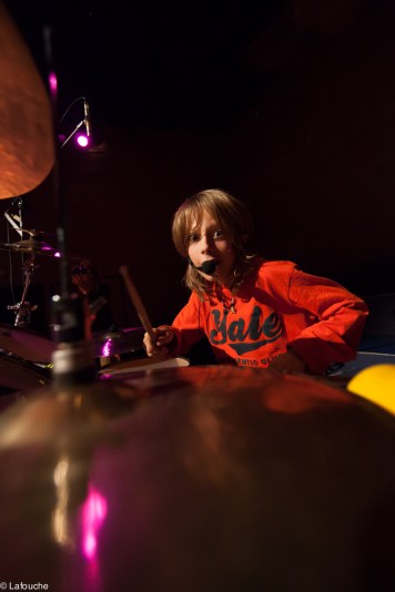 Delphi à la batterie et aux bongos