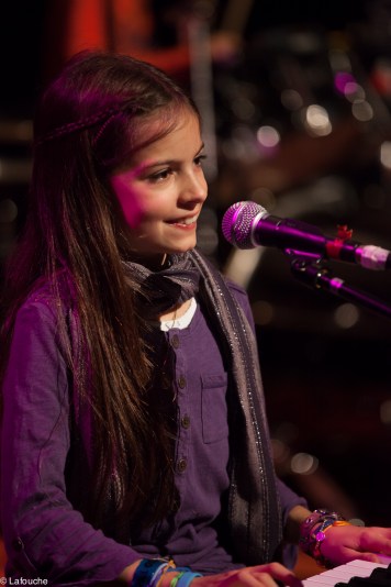 Maïlys au clavier et au mélodica