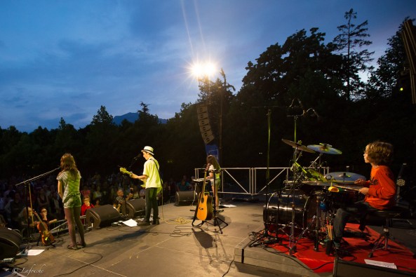 Les As jouent pour le Népal devant le Palais des Sport de Grenoble